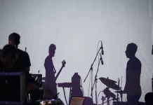 O czym pamiętać organizując koncert zespołu rockowego 479-o-czym-pamietac-organizujac-koncert-zespolu-rockowego.webp
